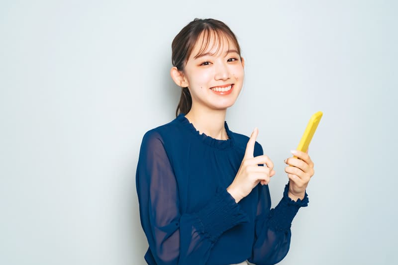 スマホを手にもつ女性