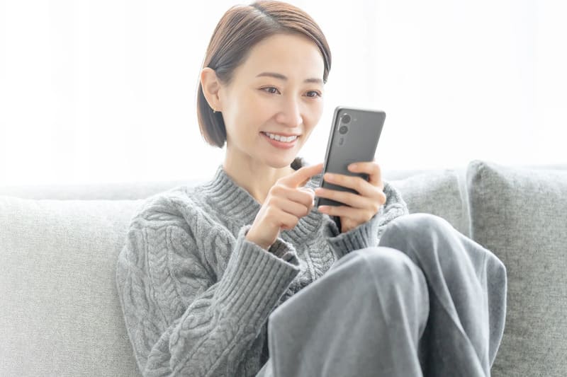 We2 Plusを操作する女性