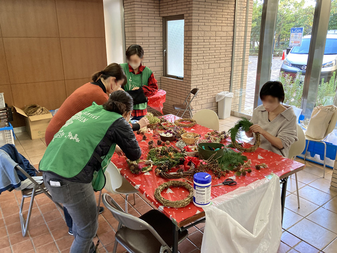 ライオンズマンションセントワーフ横濱のクリスマスリースづくりの様子