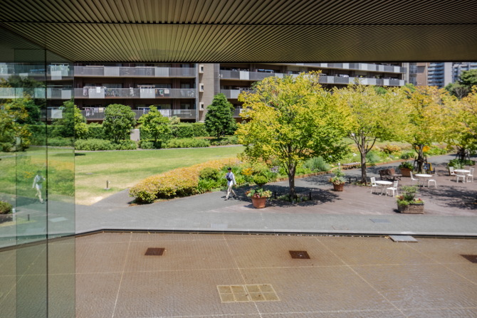 ニュートンプレイスの共用棟の前