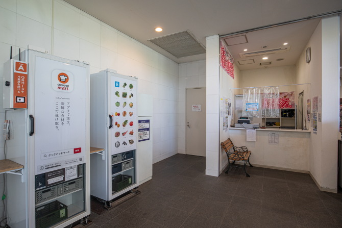 ニュートンプレイスのミニショップの横