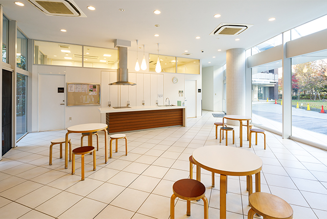 共用棟内のカフェラウンジ