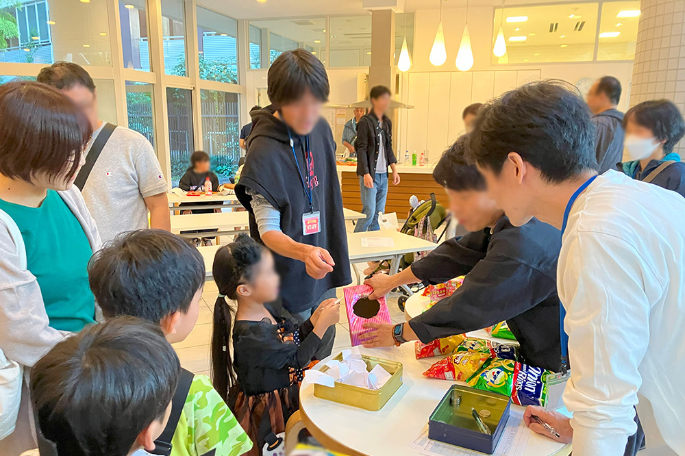 ハロウィンイベントのくじ引きの様子