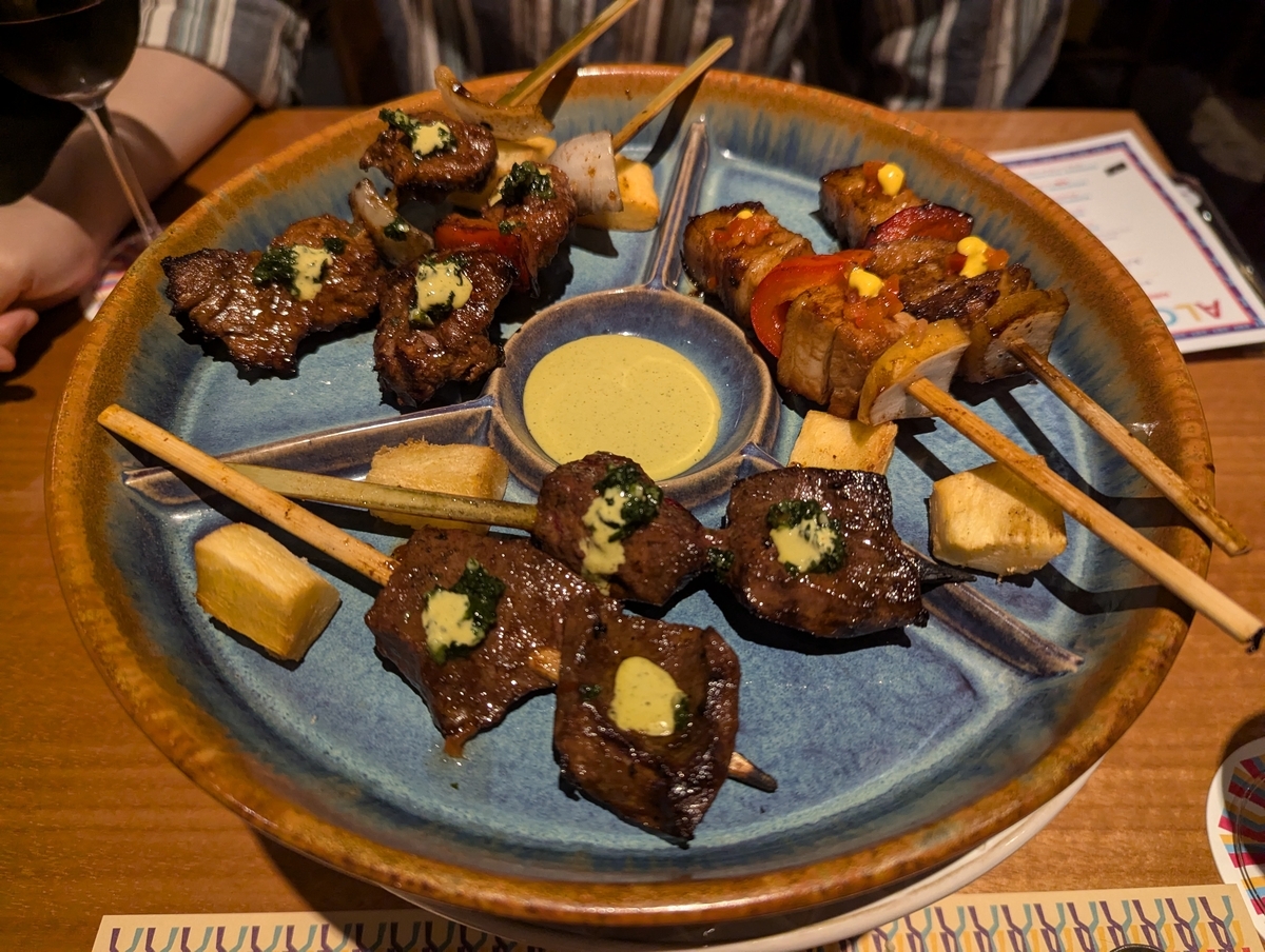 国産牛ハツ、ローストポーク、牛肉の串焼き