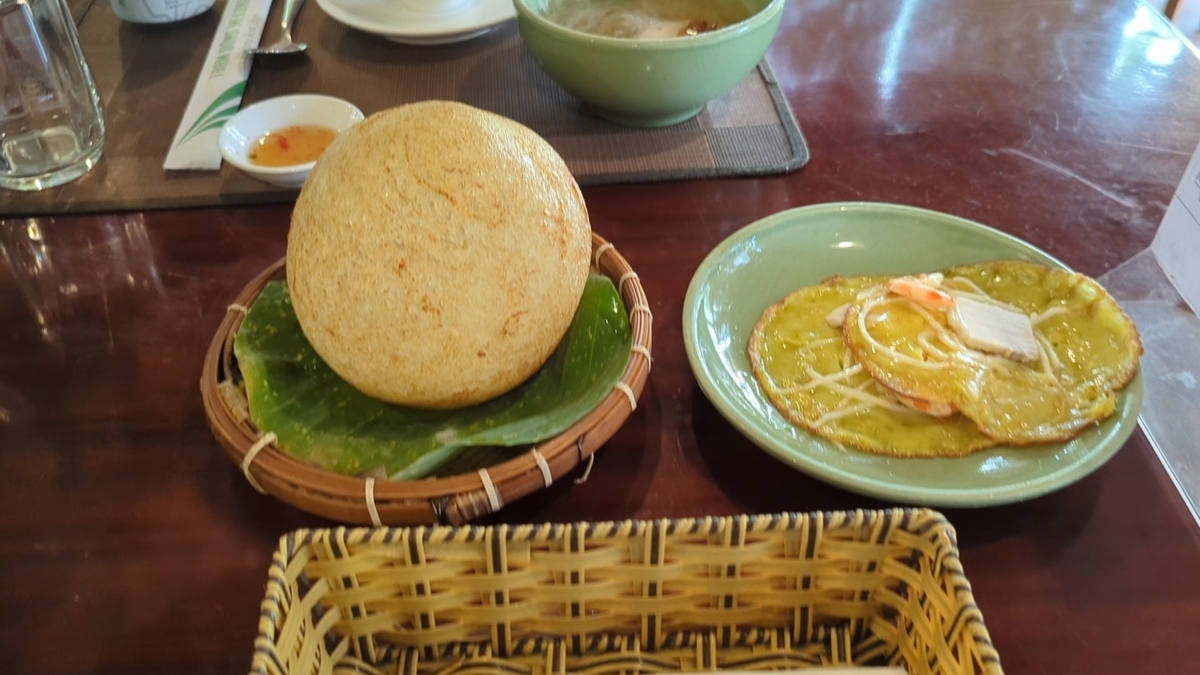 ソイ・チエン・フォン（もち米をボール状に膨らませた料理）とバインセオ（ベトナム風お好み焼き）
