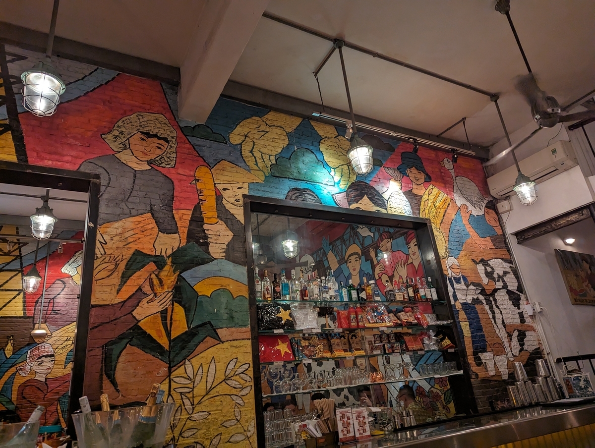 店内は壁一面のプロパガンダアートが