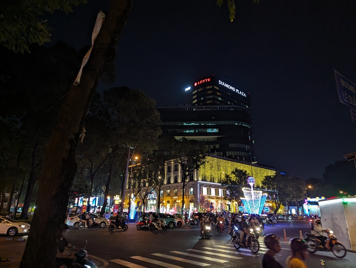 まだまだ夜は終わらない、ホーチミンの夜景