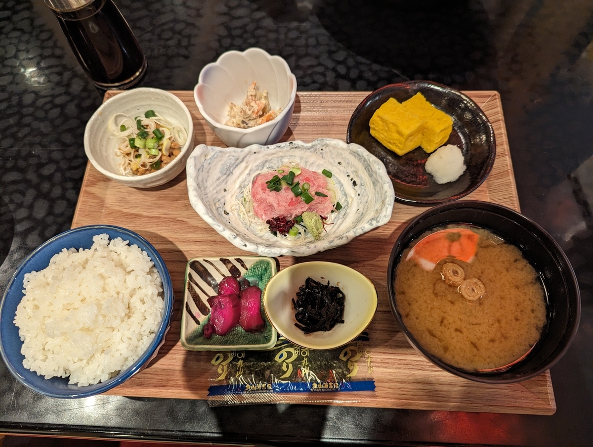 味噌汁に白和え、納豆など、日本の味が満載のまぐろネギトロ定食