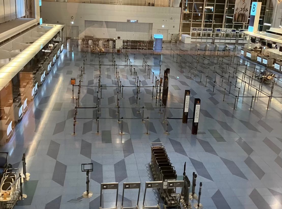 静まり返った深夜の羽田空港のロビー