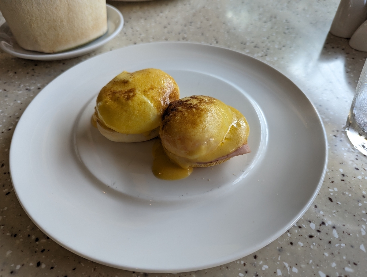 とろとろエッグベネディクトは朝食の定番