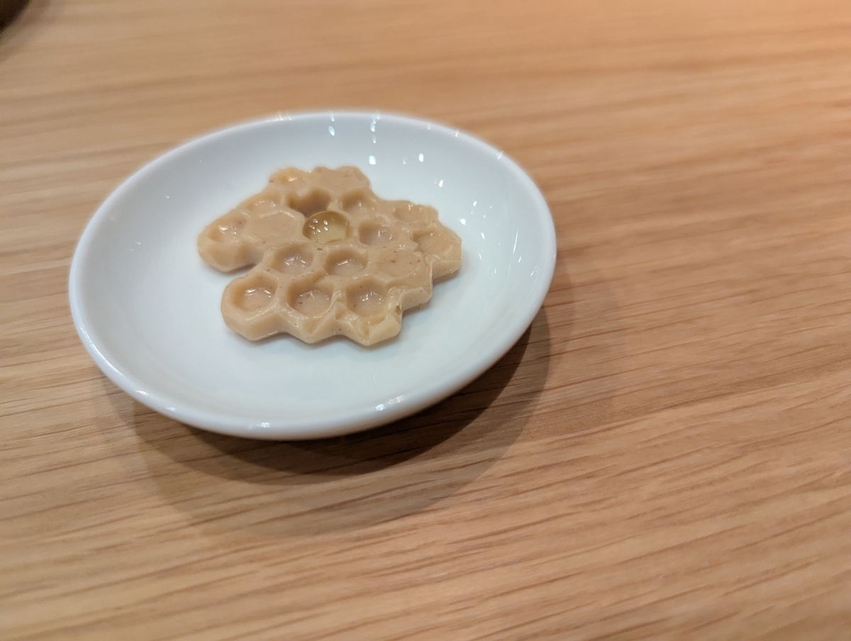 ハチの巣型の焦がしバター
