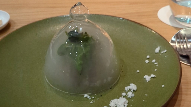  ガラスのドーム（クロッシュ）に充満した煙