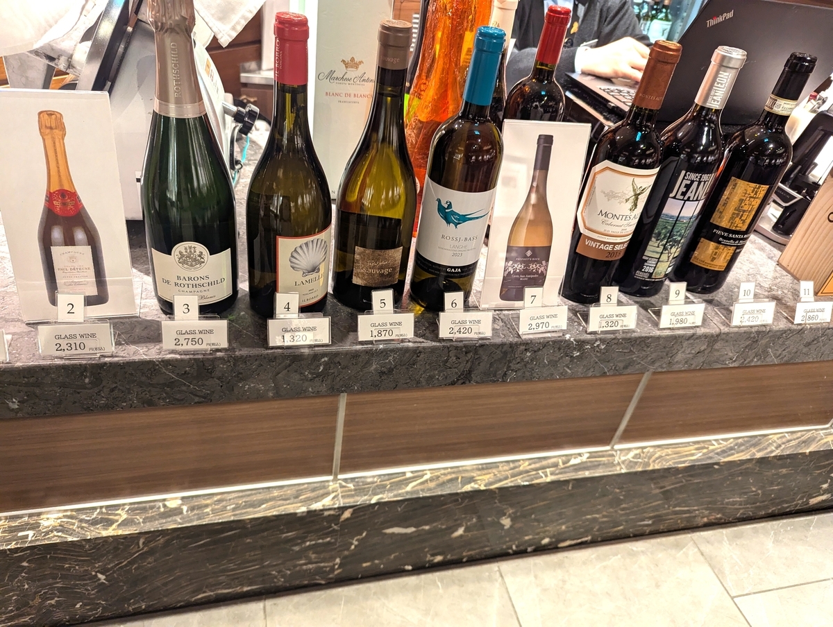 当日飲めるワインたちがカウンターに並んでいる