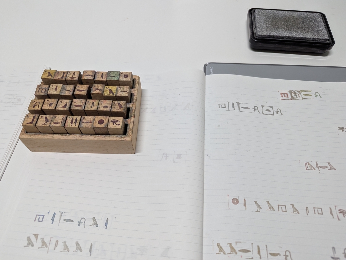 ヒエログリフのスタンプの販売や試し打ちも