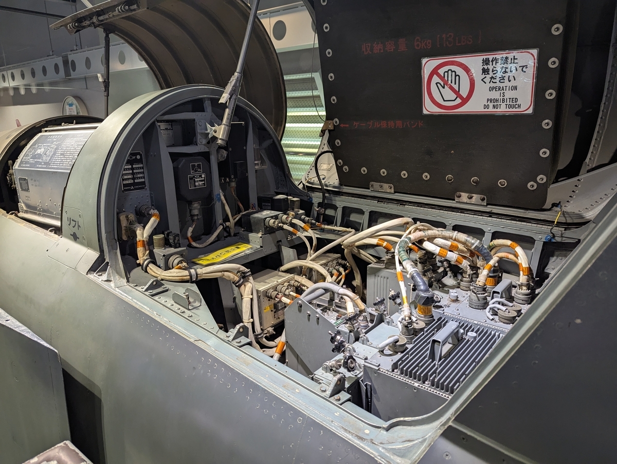 F-1支援戦闘機のアビオニクスベイ内部に設置された電子機器と配線