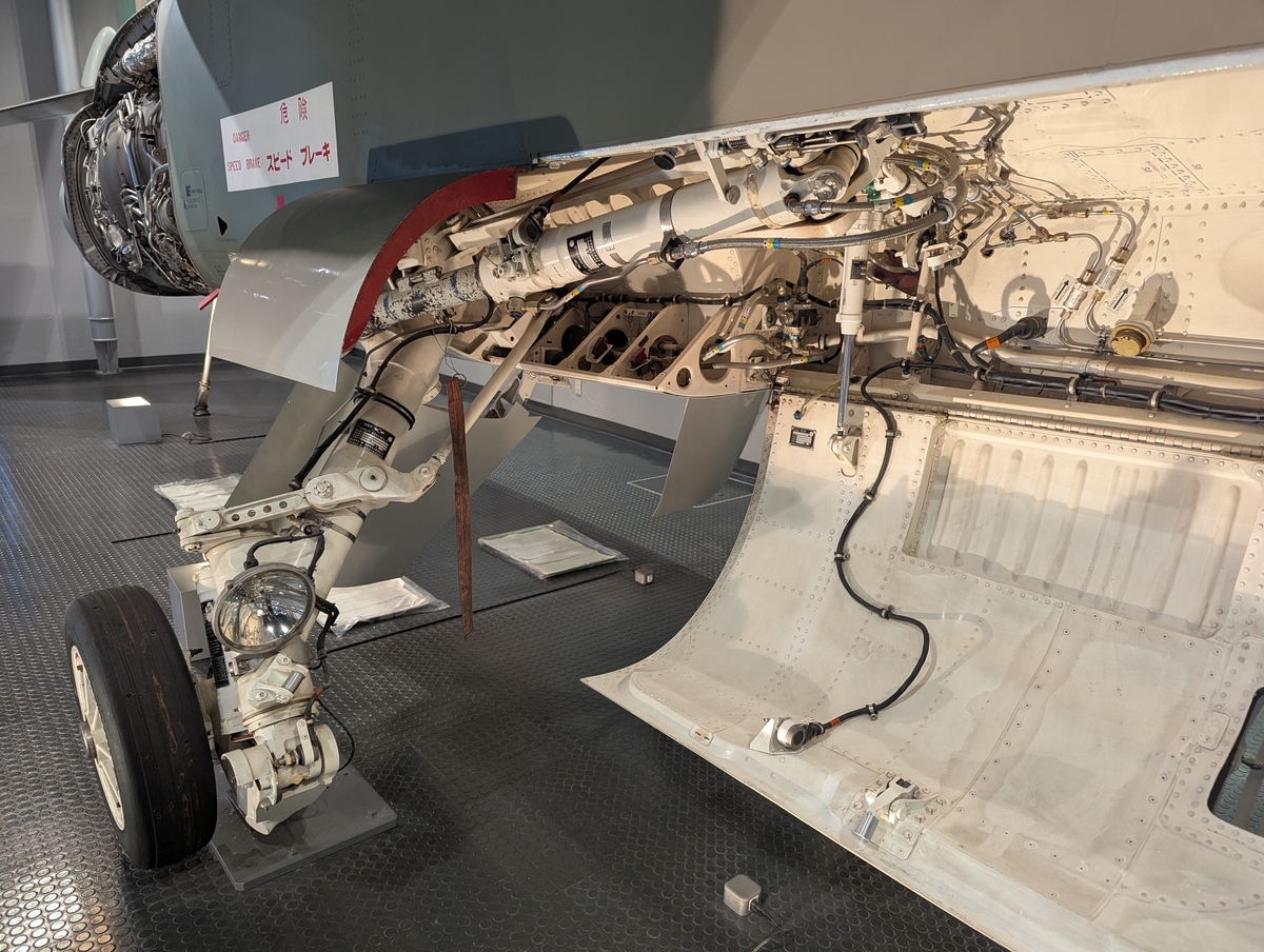 F-1支援戦闘機の主脚（メインランディングギア）とその格納部