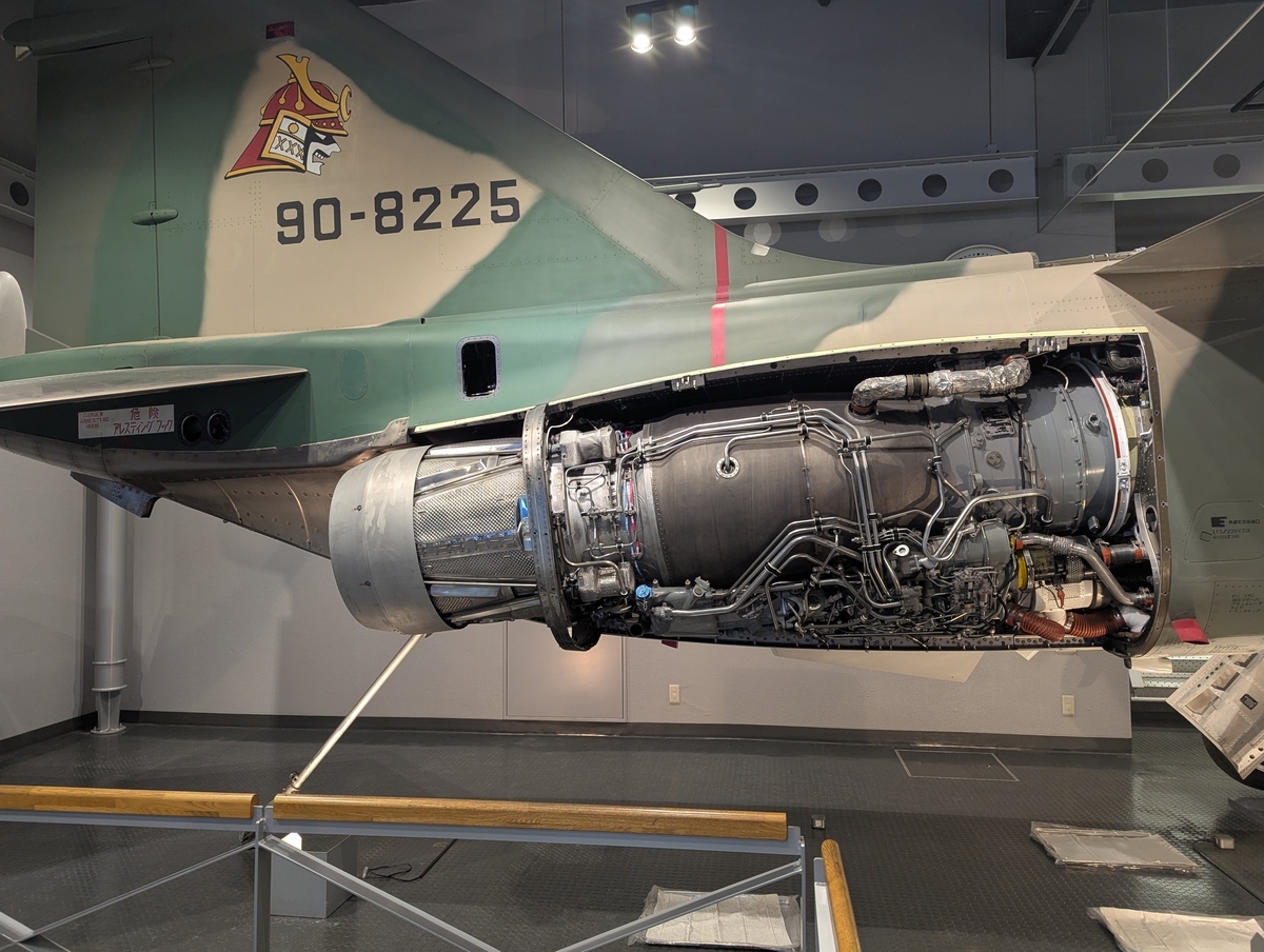 F-1戦闘機のエンジンが丸見え！メカ好きにはたまらない！？内部構造