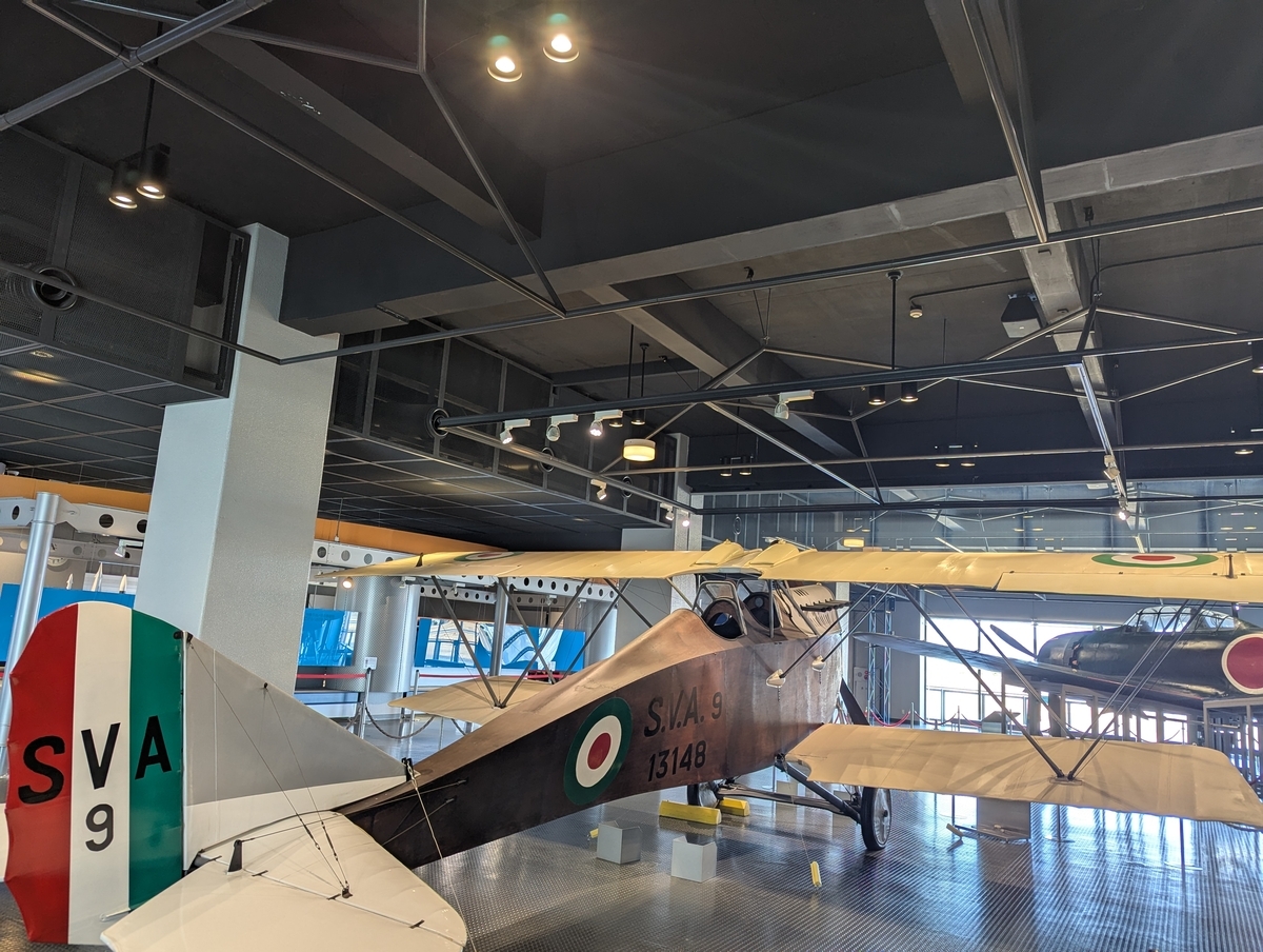 木製の複葉機S.V.A.9！大戦時代の偵察機が並ぶレトロな航空機展示エリア