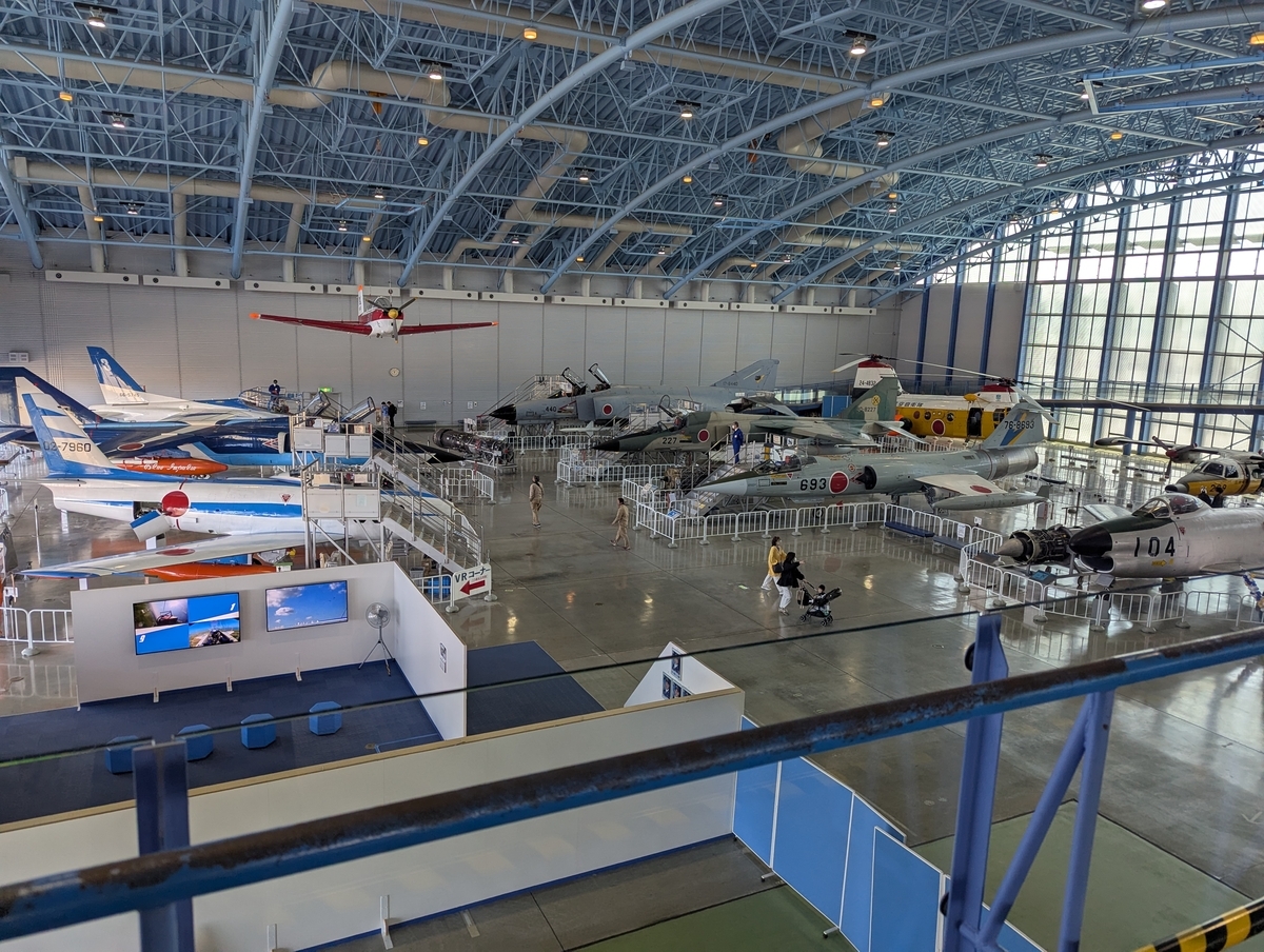 航空自衛隊浜松広報館の大型展示格納庫。各種戦闘機や練習機、ヘリなどが一堂に展示された広大な空間