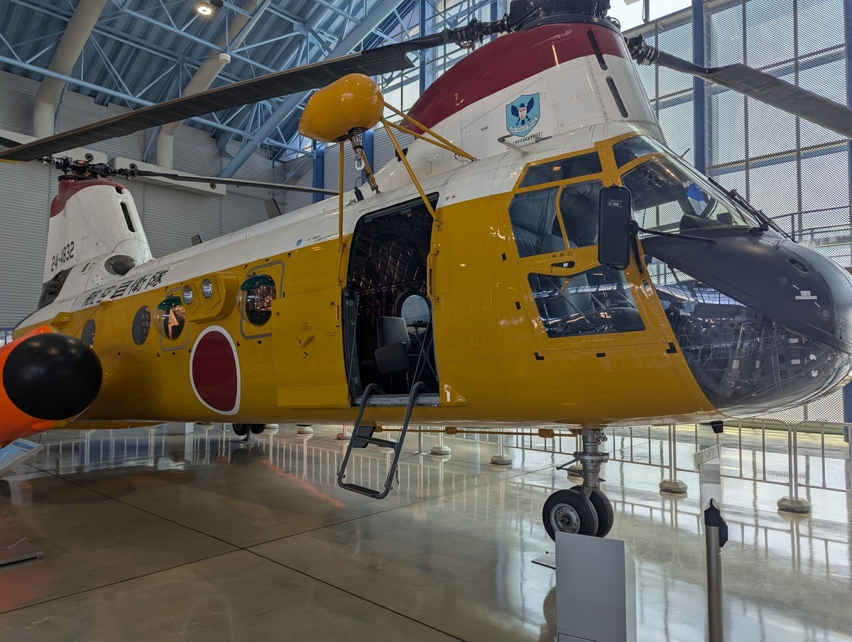 航空自衛隊で使用されたV-107型救難ヘリコプター。視認性の高い黄色と赤の塗装で、要救助者の捜索・救助に活躍した大型機