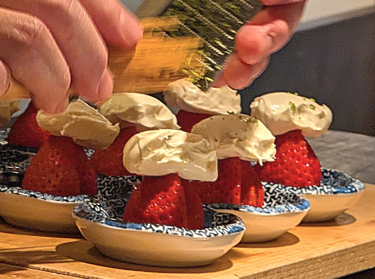 ライムの皮を擦って茶筅でのせていた