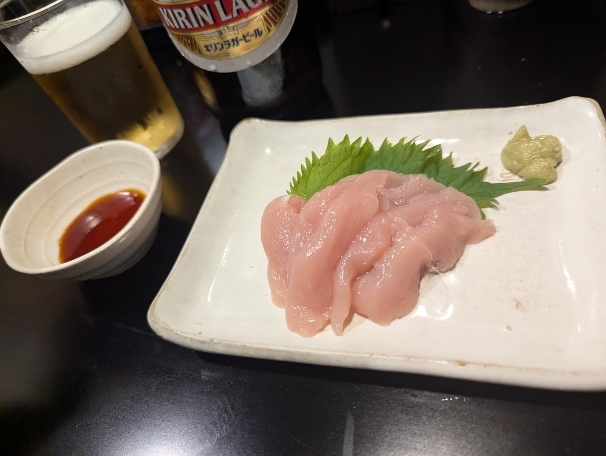 驚くほどもっちもちの鶏刺し。鶏肉は大山地鶏使用とのこと