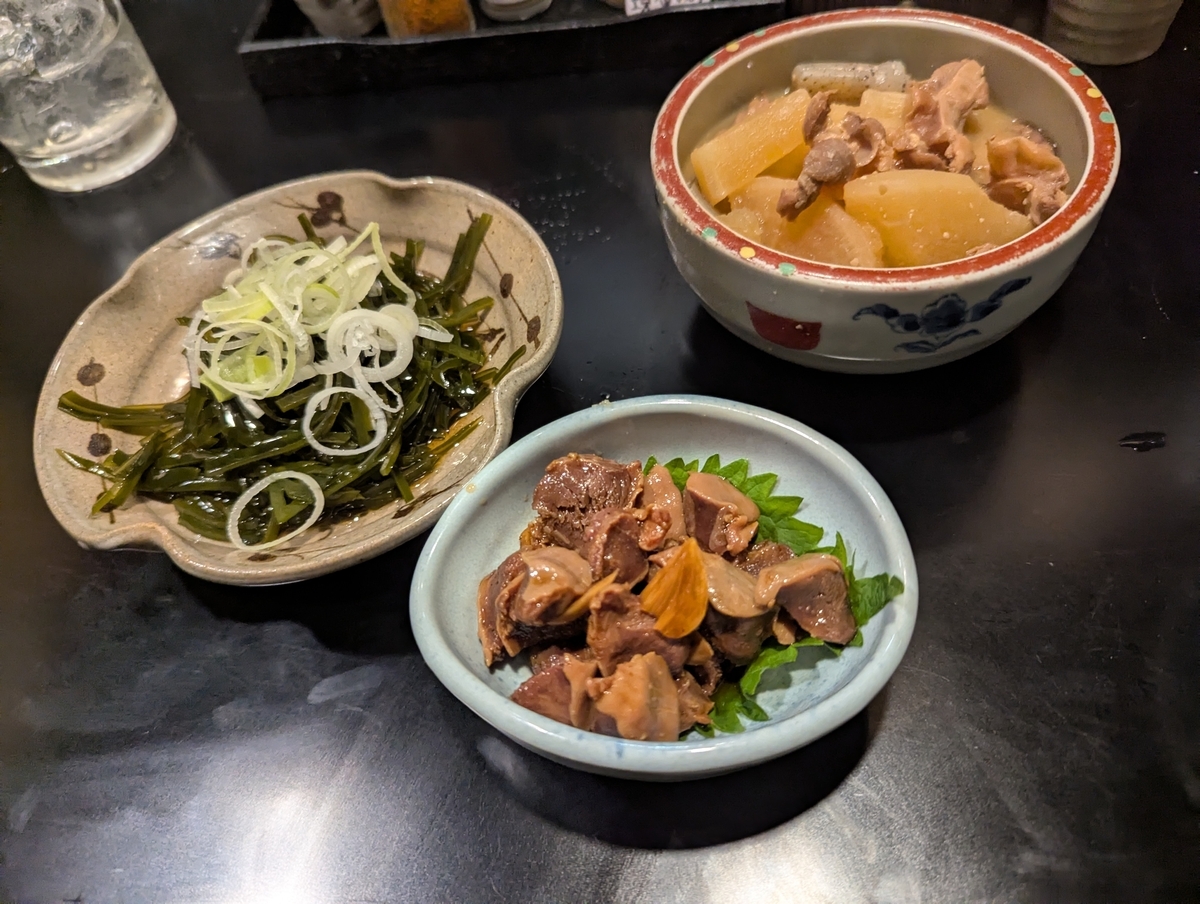 切りこんぶと砂肝にんにく漬けと煮込み。おつまみも最高に美味しい