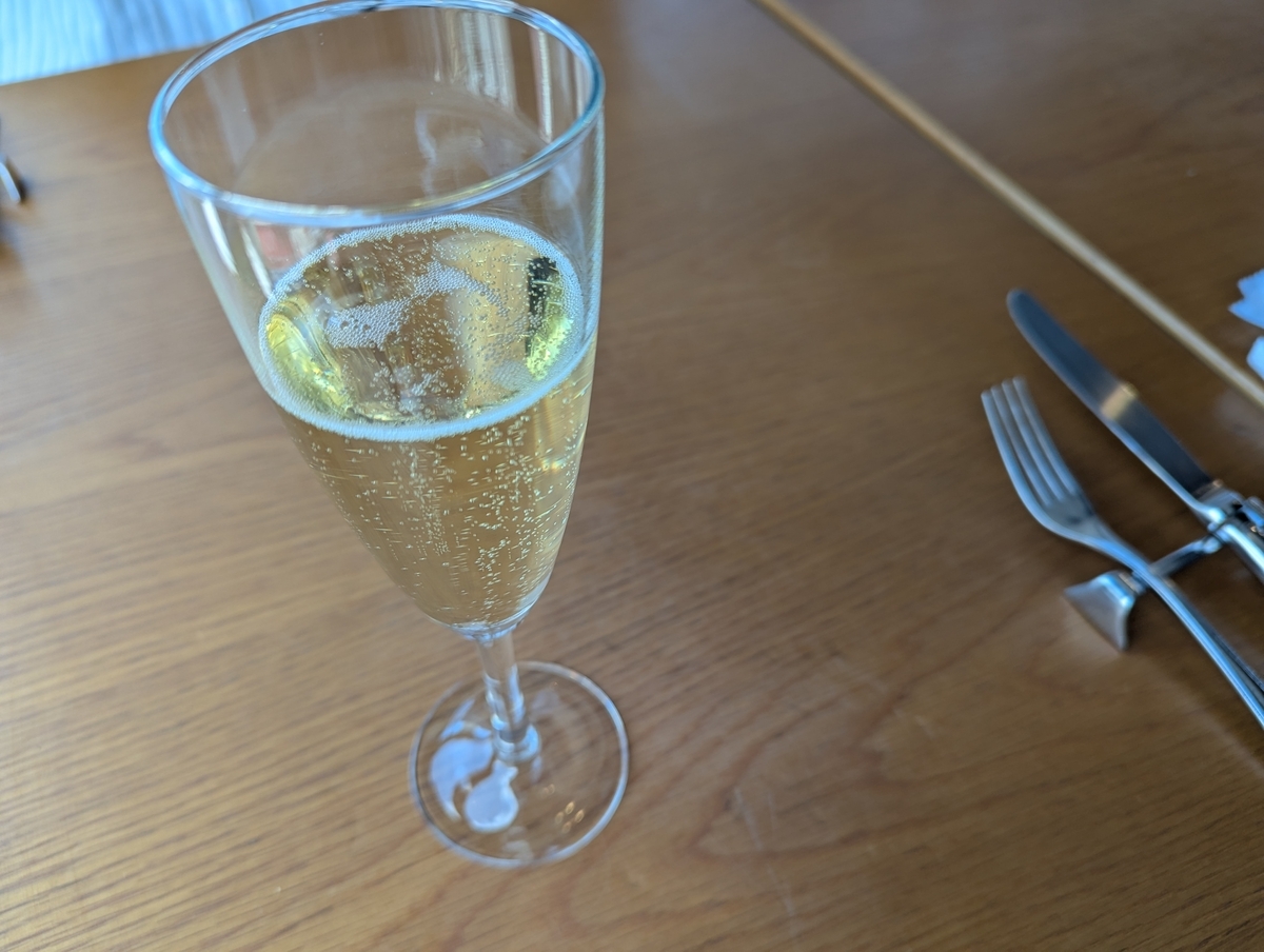スパークリングワイン（630円）で乾杯
