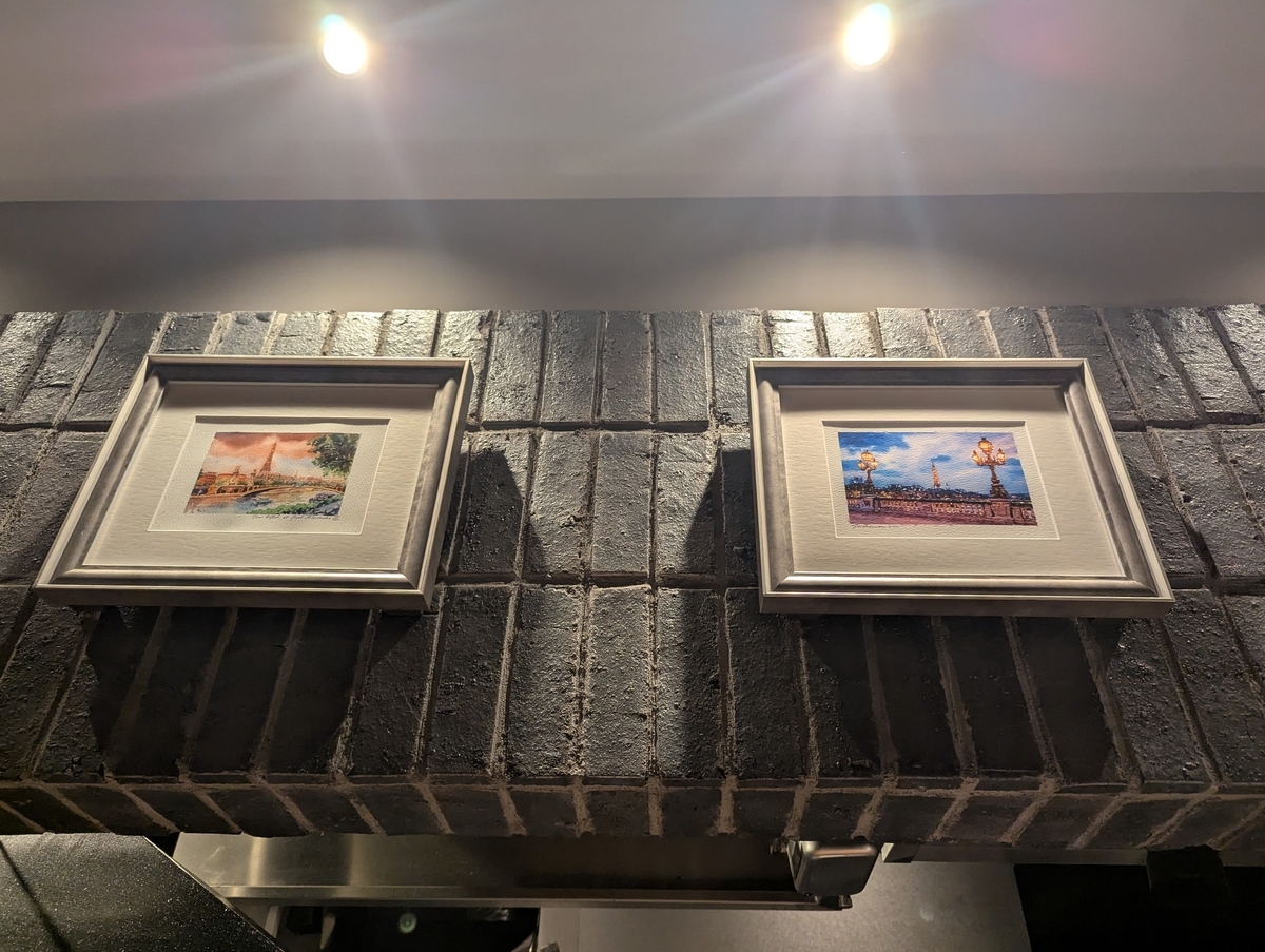 壁面には絵画が並んでいる