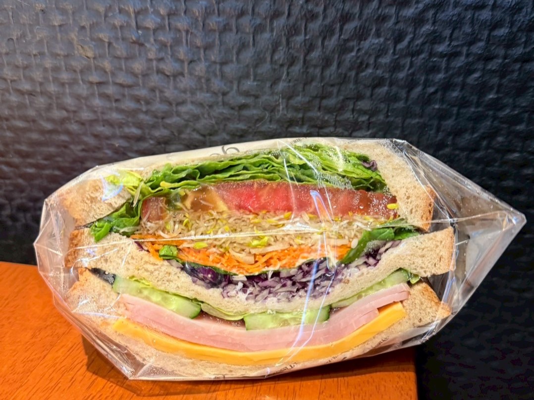 色とりどりの野菜が詰まったロースハムと7種の野菜サンド