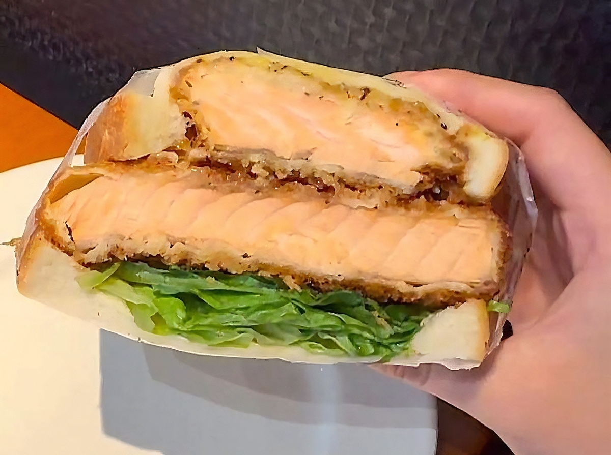 肉厚なサーモンのカツが挟まったサーモンフライタルタルサンド