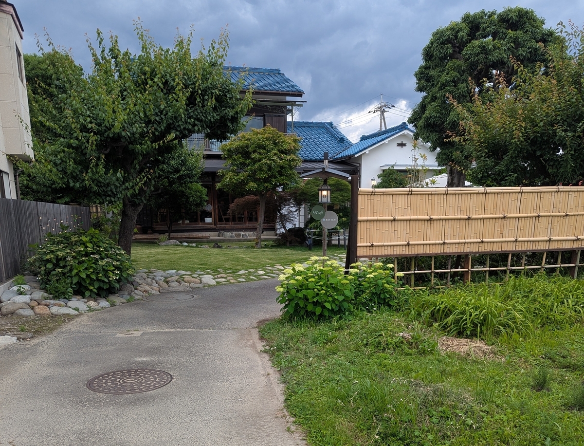 畑道を進んだ先にある古民家カフェ『428cafe+』