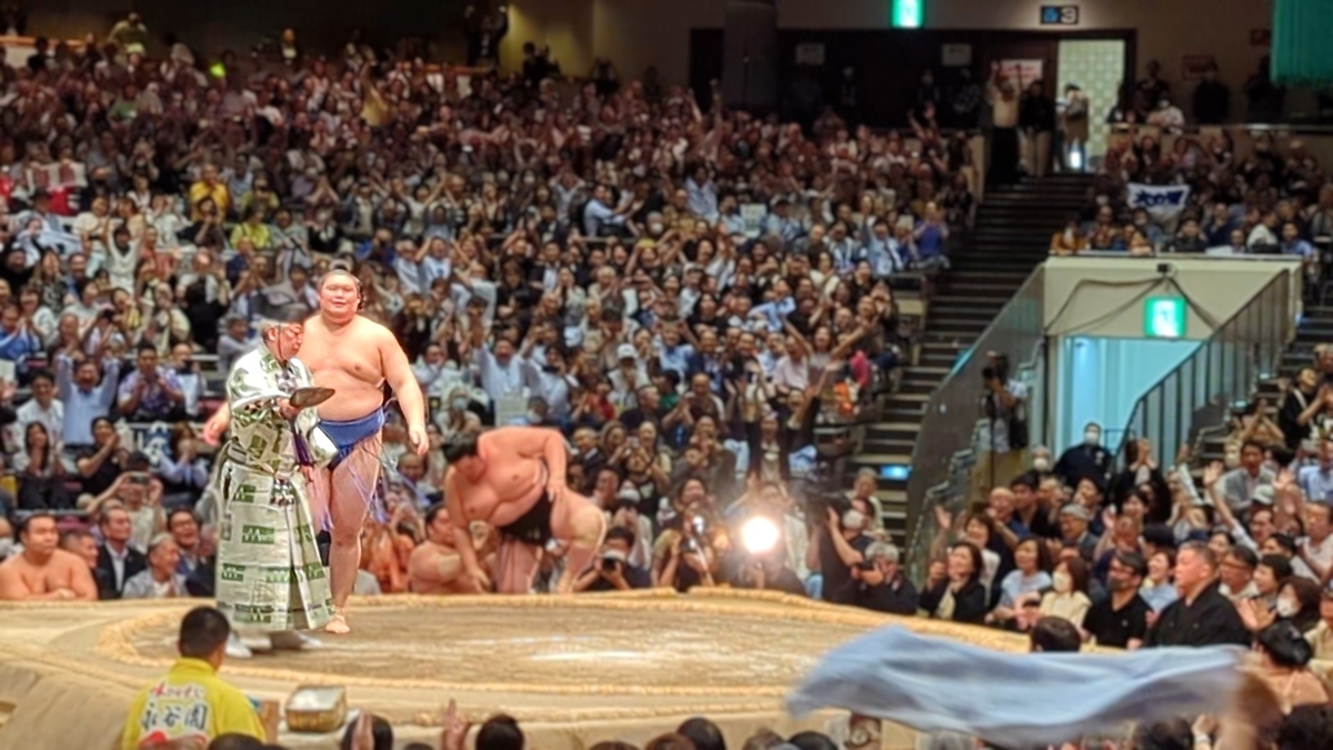 今場所、堂々の横綱昇進を決めた大の里関。 土俵を下りる瞬間、会場全体が祝福の拍手に包まれ、まるでライブ会場のような熱気。