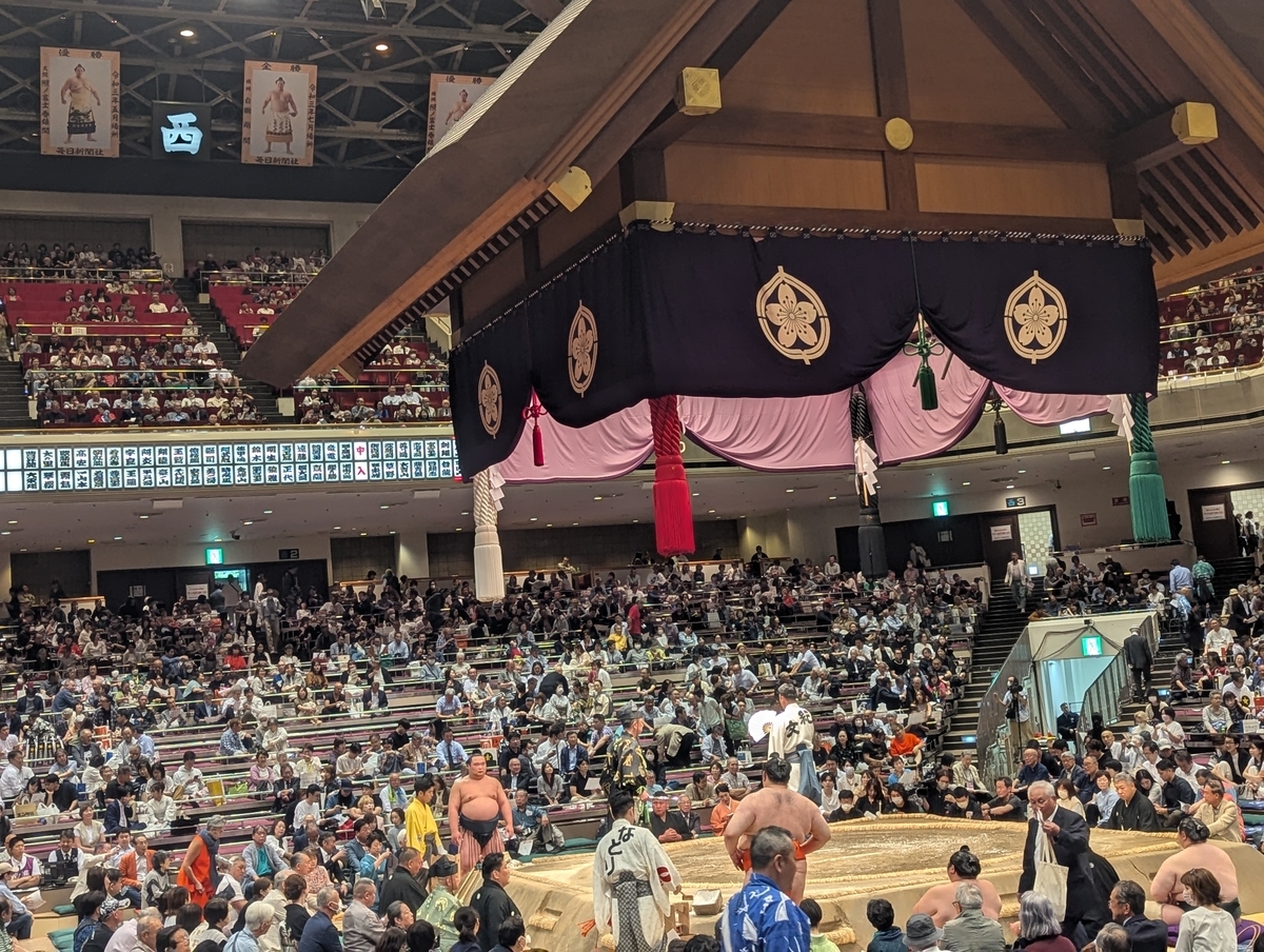 土俵の上に掲げられた「つなぎ屋根（屋形）」と色とりどりの房。