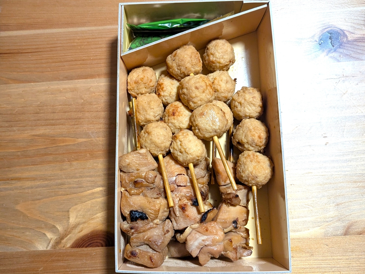 角力やきとりの箱に、山椒と焼肉のたれが入っている