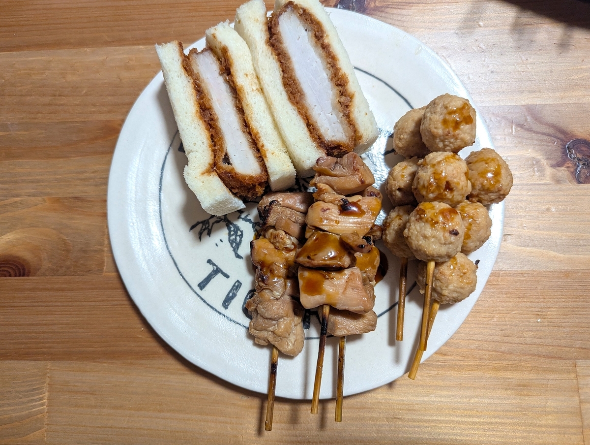 夜のおつまみ、カツサンドと焼き鳥