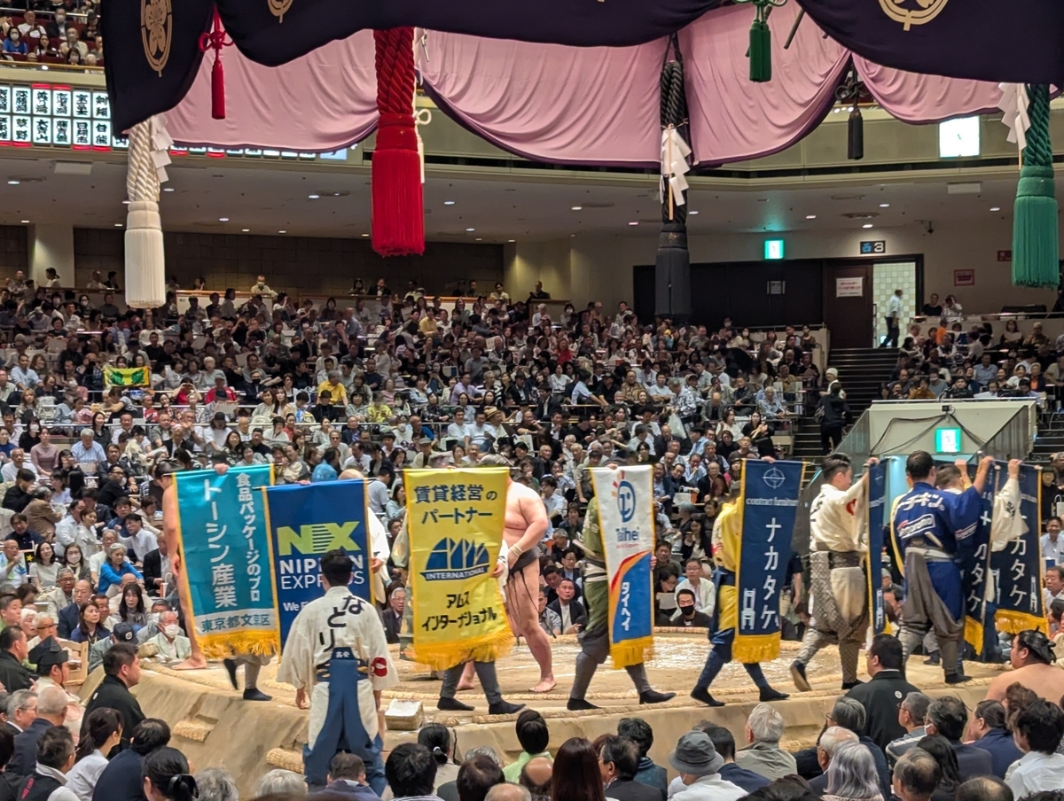 呼出しの着物には「なとり」の文字が