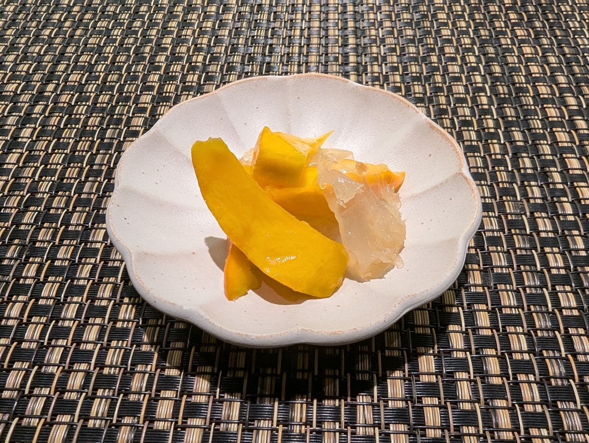 中華料理しげ乃のコース料理『コリンキーとくらげの和え物』