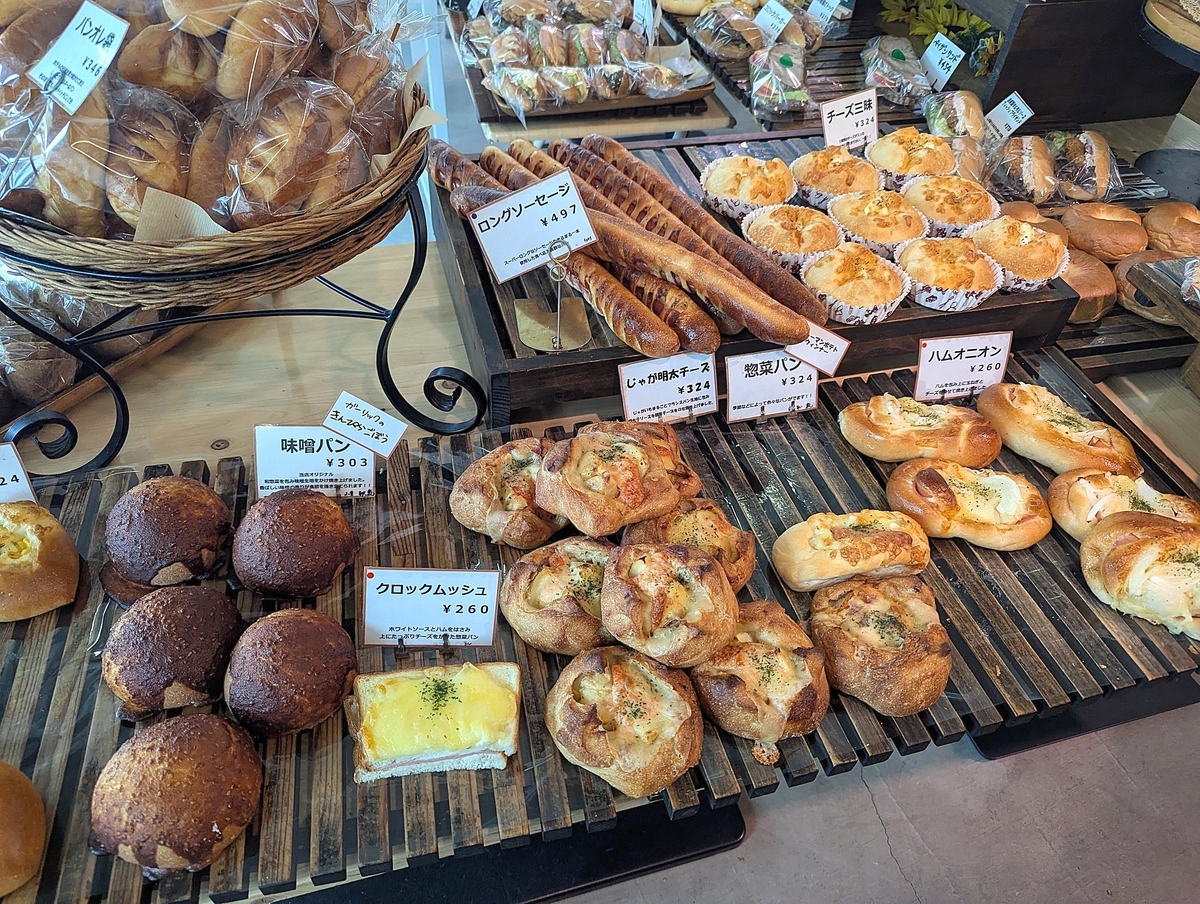 中河原の名店パン屋『ルヴァン・ドール』の惣菜パンは和洋様々な味わいがありどれも美味しそうだ