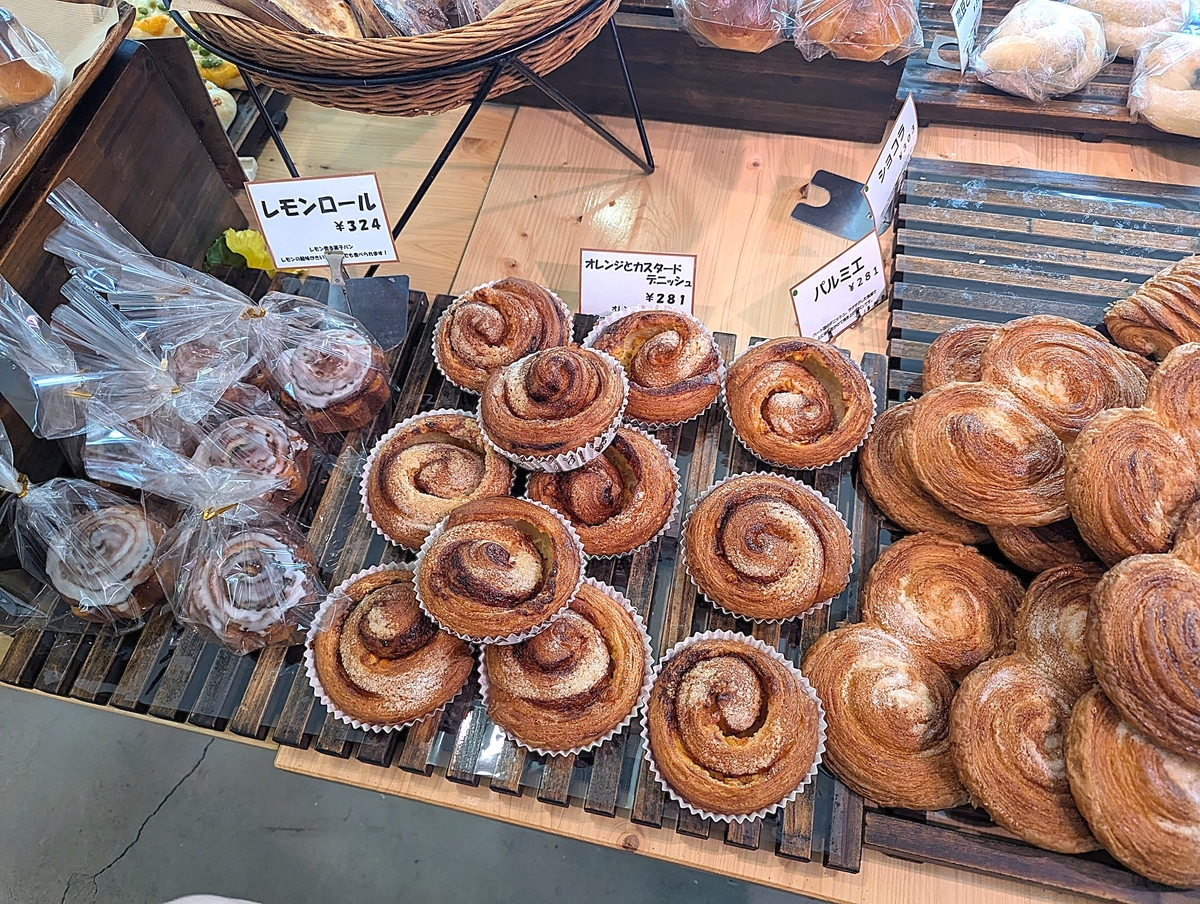 中河原の名店パン屋『ルヴァン・ドール』のデニッシュパンの数々も魅力的