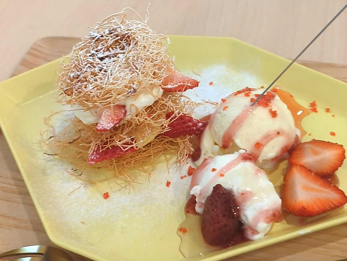 Cafe&Sweets Patisserie柚子の天使のナポレオン。トウモロコシデンプンをゆがいたカダイフを使用している