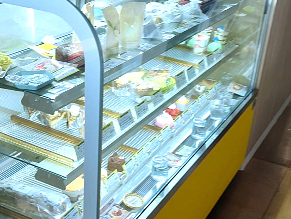 Cafe&Sweets Patisserie柚子ではテイクアウトも非常に人気で、夕方にはショーケース内もほぼ売り切れに