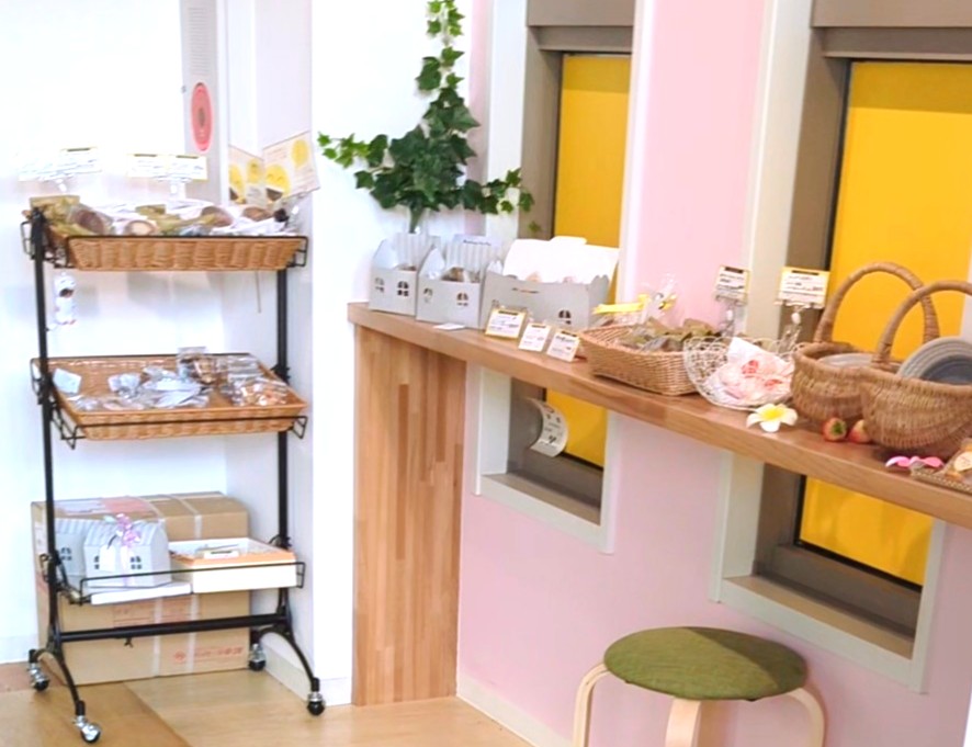 Cafe&Sweets Patisserie柚子では様々な種類のテイクアウト用焼き菓子が販売されている