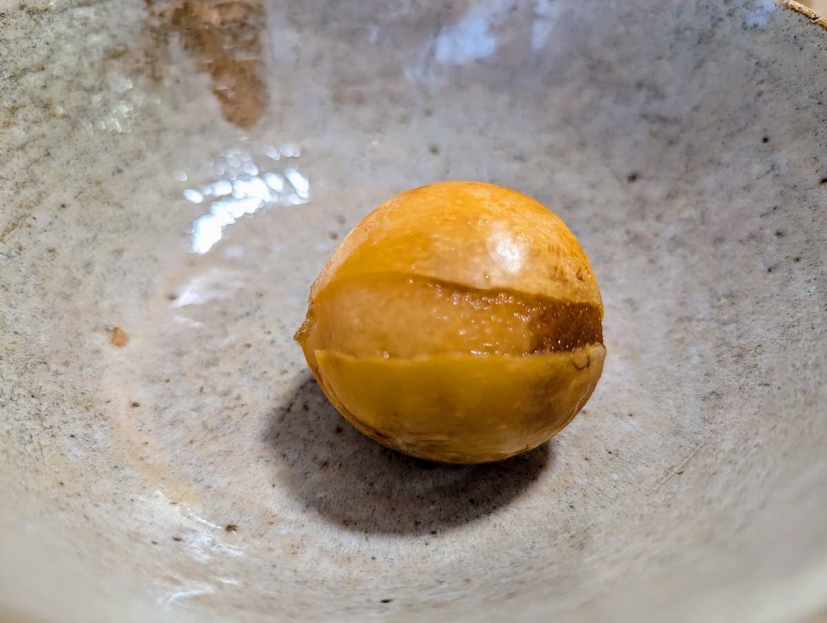 びわの皮を剥いていく