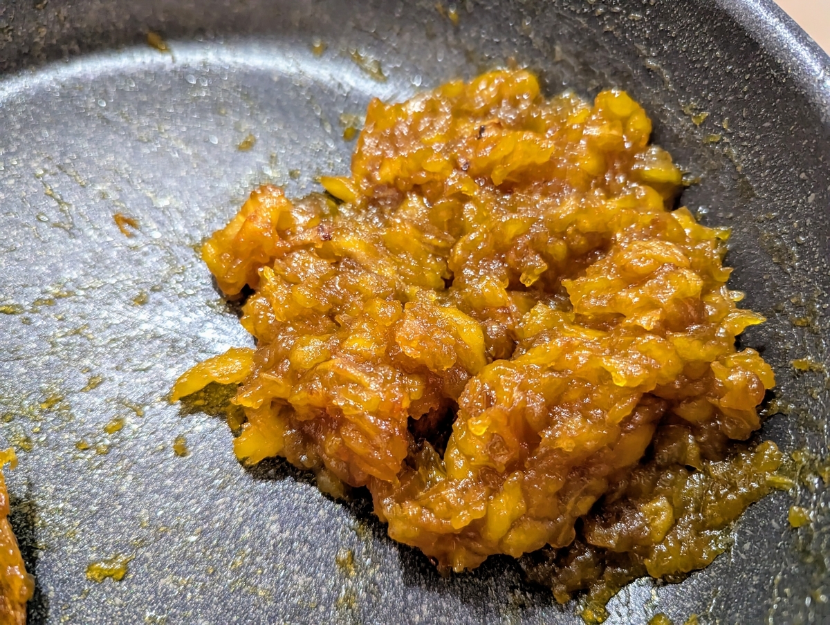 煮詰まり、色味が濃くなったびわジャム