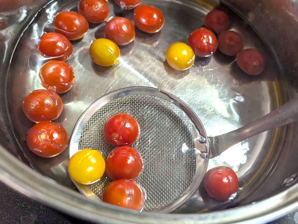 ミニトマトの湯剥きのために軽く茹でる
