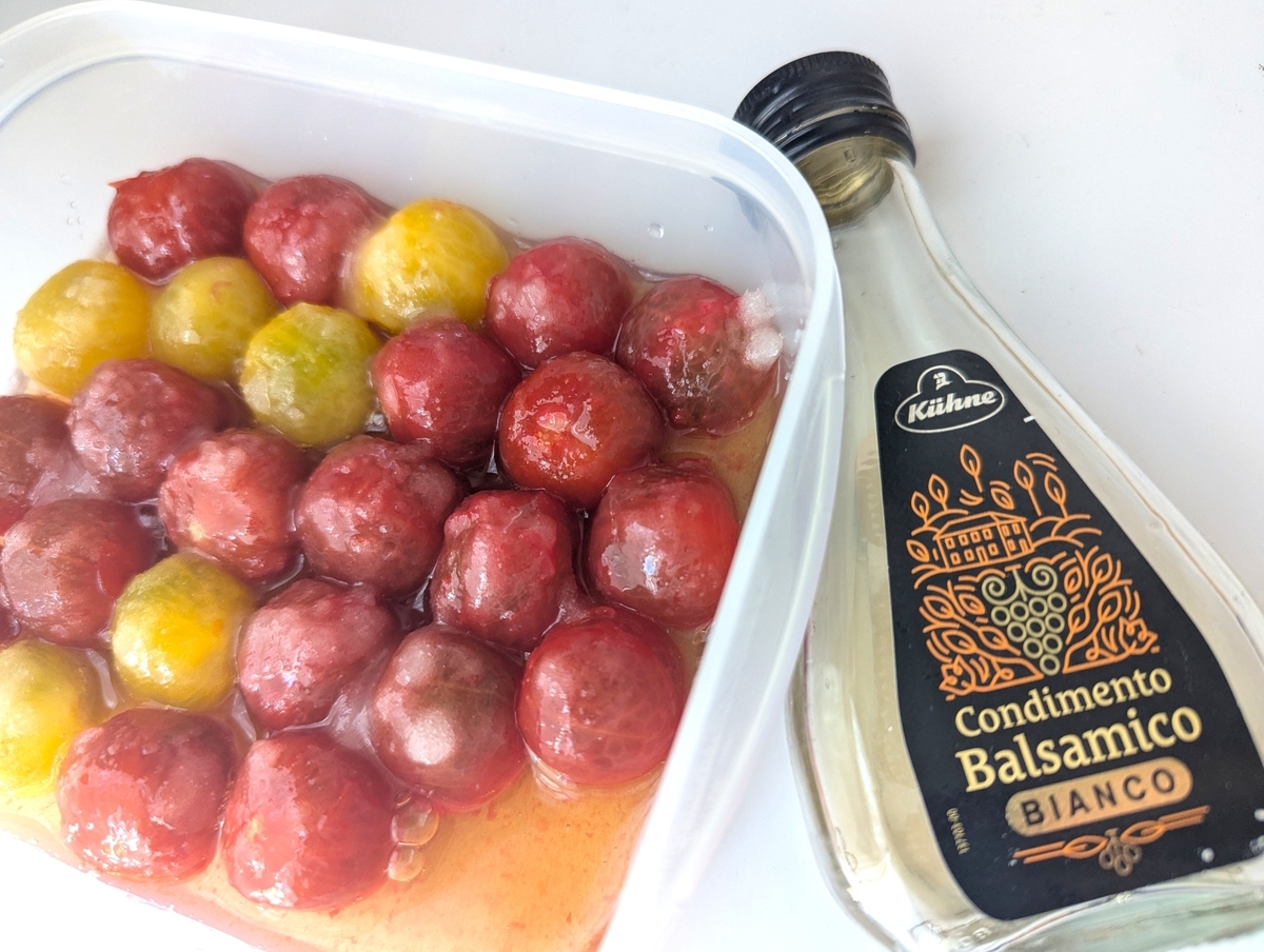 白いバルサミコ酢を贅沢に回しかける
