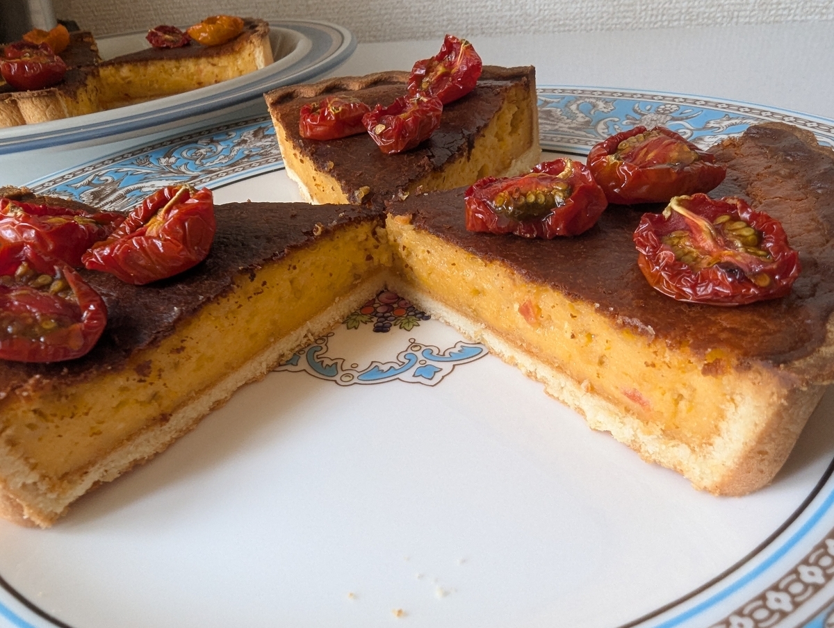 トマトベイクドチーズケーキの生地はトマトを混ぜることでオレンジ色に