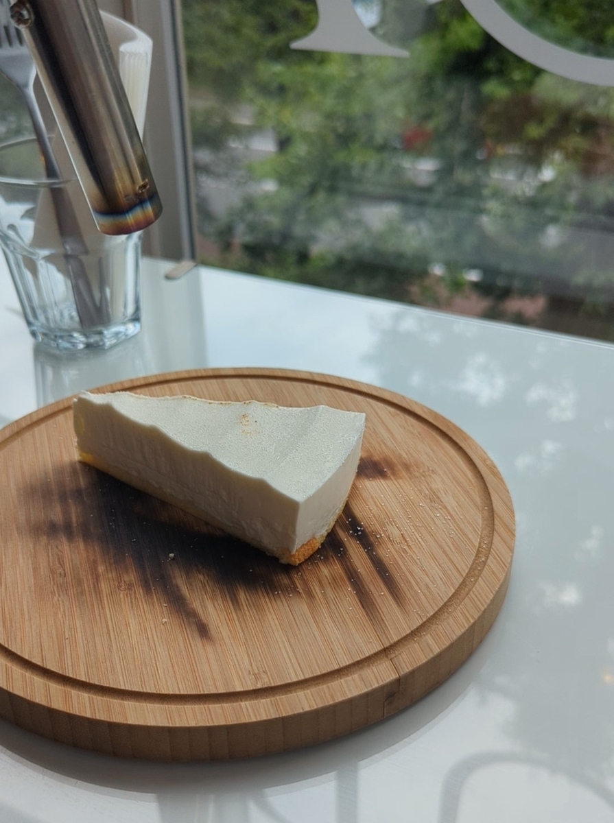 国立のGURIRIN CAFE（グリリンカフェ）の炙りチーズケーキは目の前で炙ってもらえる