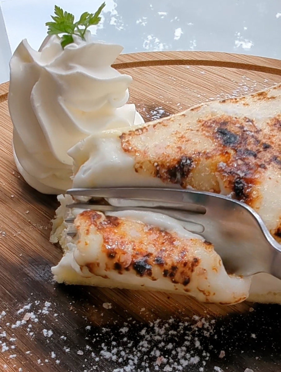 国立のGURIRIN CAFE（グリリンカフェ）の炙りチーズケーキにフォークを入れるとトロトロ